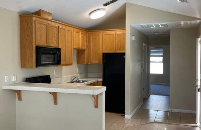Photo of Adorable 1 bedroom 1 bath, full kitlchen, back yard, top floor unit Avalable