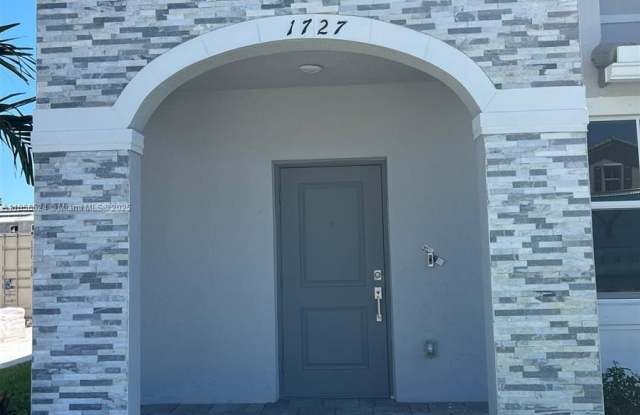 1727 SE 26th Ter