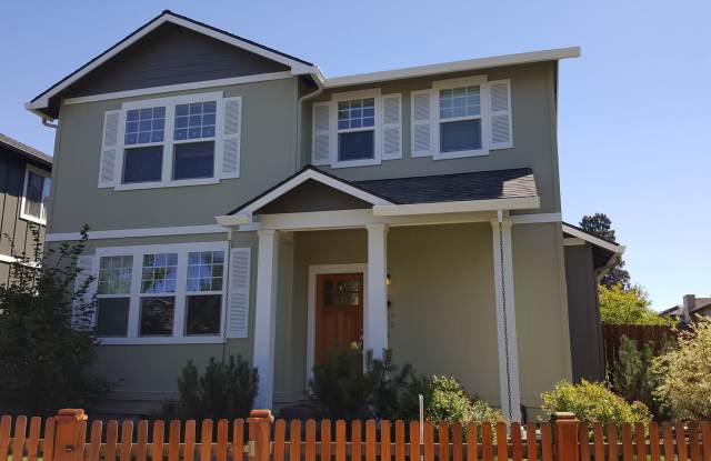 Beautiful Home with Bonus Room in SE Bend! 61738 Darla Pl.