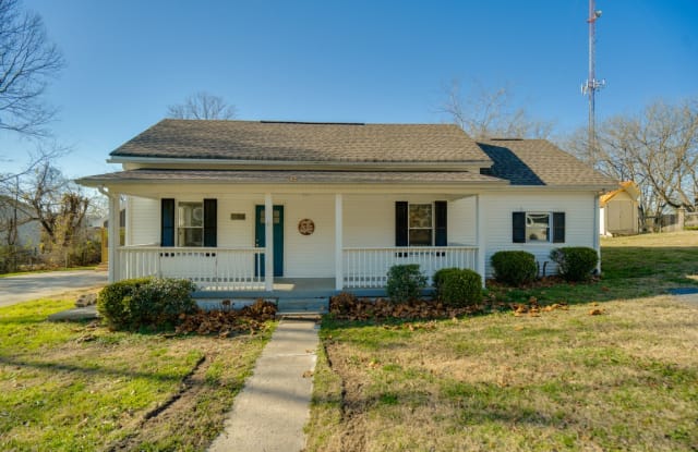 114 Oak St - 114 Oak Street, Ashland City, TN 37015