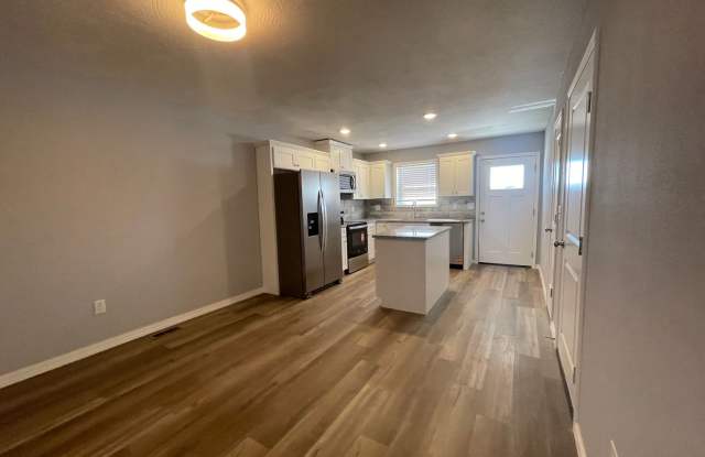 Luxury Lake Living Starts Here – Brand-New 2 Bed, 2 Bath House in Kimberling City- Year Round Vacation Home