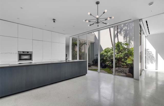 Photo of 1665 Alton Road