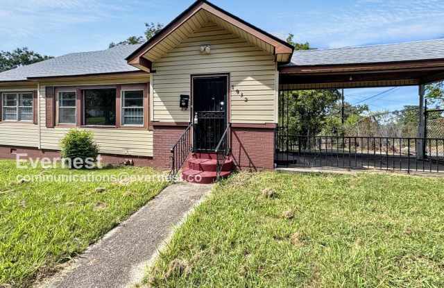 3 Beds and 1 Bath with a yard in Birmingham / Available Now!