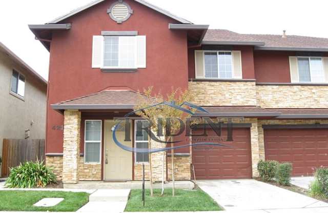 3 bedroom, 2 1/2 bath halfplex/townhouse