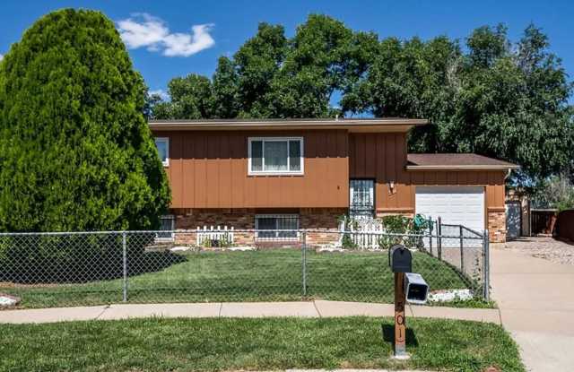 *MOVE-IN SPECIAL: $500 OFF 1ST MONTH'S RENT* BEAUTIFUL HOME IN A QUIET CUL-DE-SAC