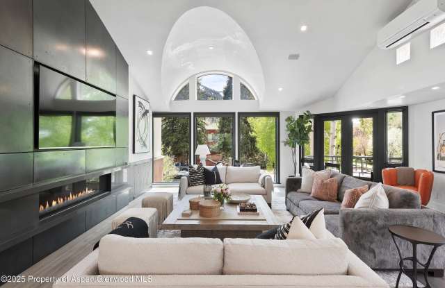 Photo of 120 S Spring Street unit: 1