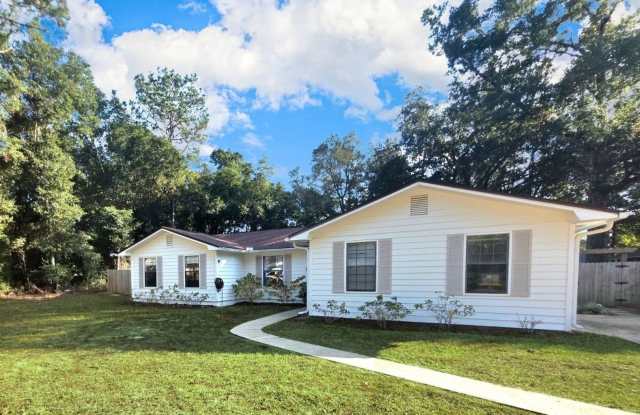 Photo of Big Yard. Big Charm. Country Feel