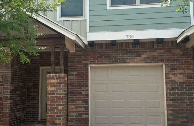 3 Bedroom Townhome with ALL APPLIANCES at a great price!!