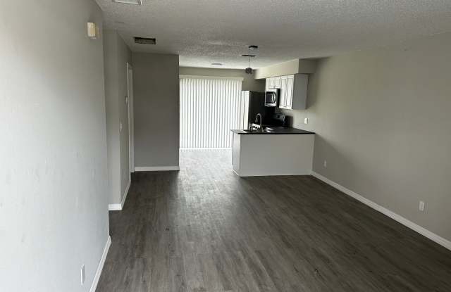 1126-1128 SE 6 AVE - 1128