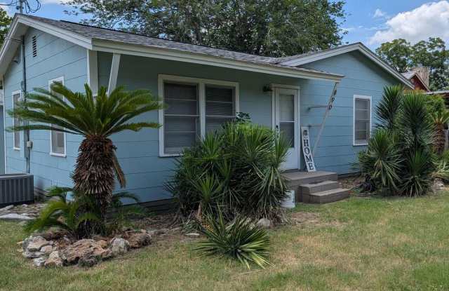 2/1 House With a Detached Garage / Garage Has Pool Table & Bathroom / Large Corner Lot / NBISD