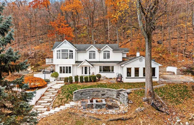 Photo of 772 Route 9W S