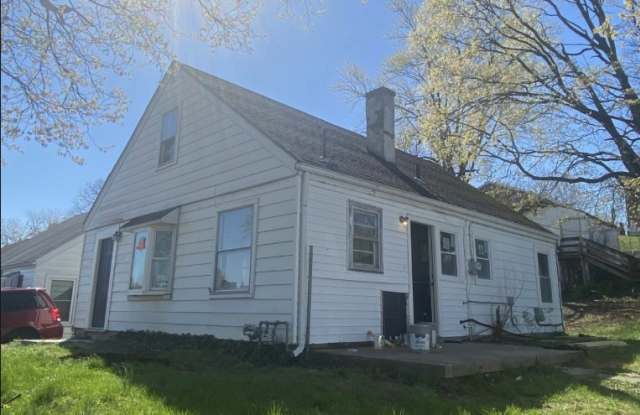 2002 Deanwood Avenue