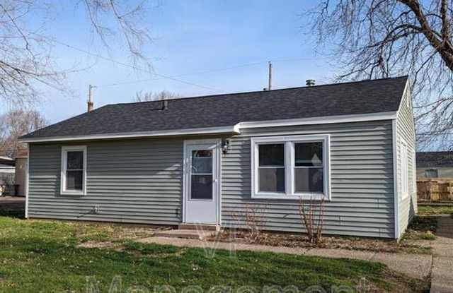 2902 W 70th - 2902 West 70th Street, Davenport, IA 52806