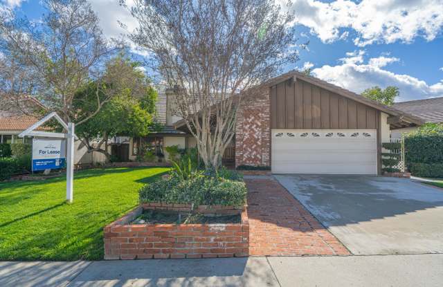 Old Orchard 1 - 4 Bedroom Home in Valencia!