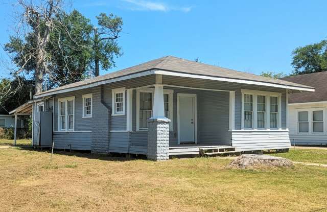 **Move-In Special: $200 off 1st Mo.** 1012 13th St, Orange Tx 77630