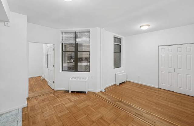 Photo of 910 Riverside Dr