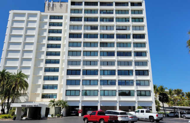 Annual UNfurnished Siesta Key Gulf front 2/2 condo with water views!