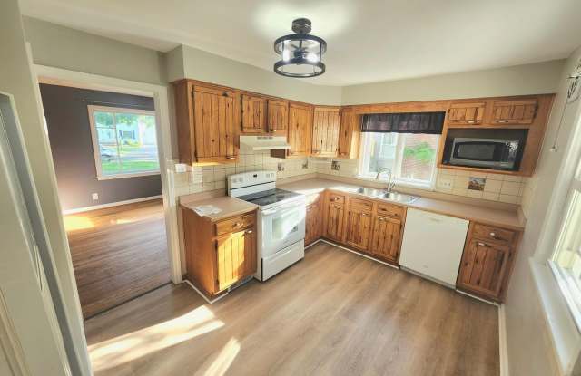 Spacious 4bd apt | Laundry hooks ups | Off street parking
