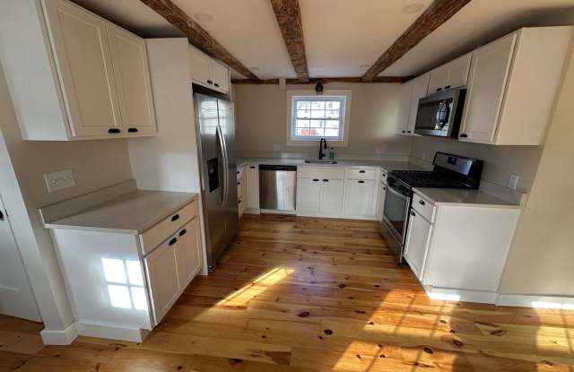 Cute 4 Bedroom Urban South Portland Farmhouse