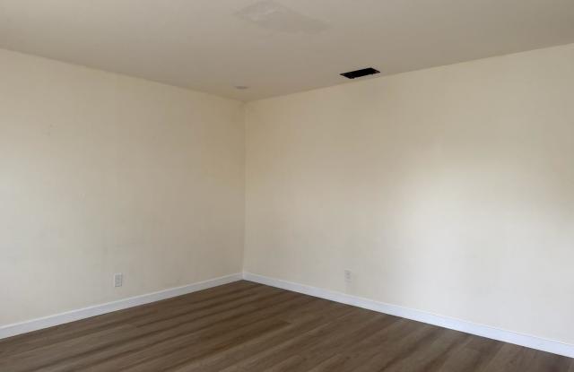 Single Story 2BR Home in Sacramento- $1,750, utilities included