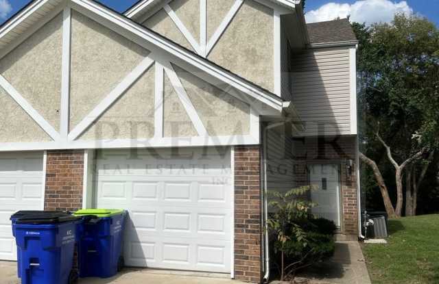 3562 NE Independence Ave, Lee's Summit, MO 64064 - 3 bed / 1.5 bath TH w/ single garage - Interior is updated- Rent $1375