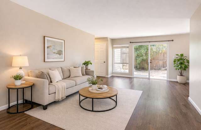 7 Bed 3 Bath House on Tipton- Great for Big Groups!!