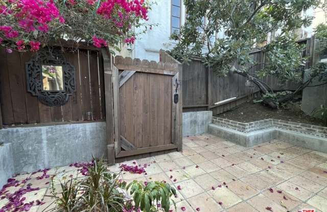 6853 1/2 Alta Loma Ter