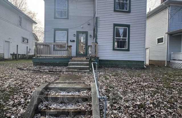 Photo of 1027 W Pleasant St
