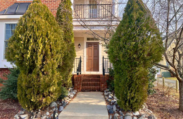 1025 Farrow Drive - Belvedere END UNIT Townhouse!