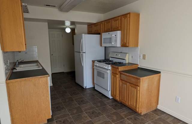 Layton 3 Bed Townhome with Garage  Fenced Yard – 2 Weeks Free!