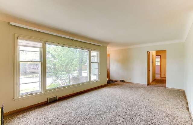 Photo of JUNE MOVE IN- SAINT CATHERINES- 6 BEDROOM