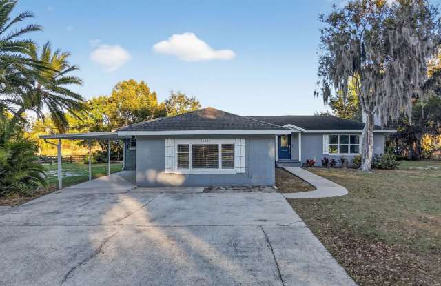 Lakefront 4-Bedroom Home for Rent in Beautiful Umatilla, FL