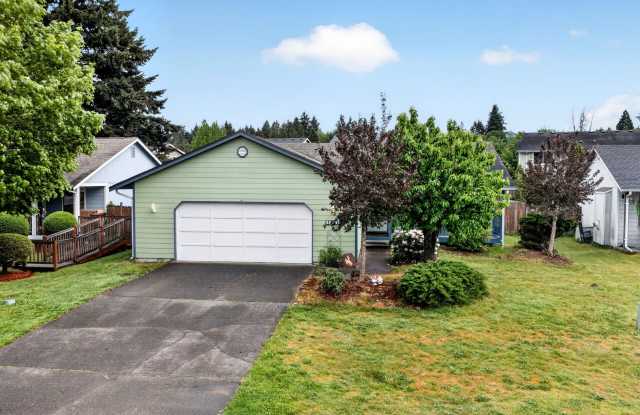 Must See 3 BED/2 Bath Rambler in Heart of Yelm Available 6/10/26! Close to JBLM!!!