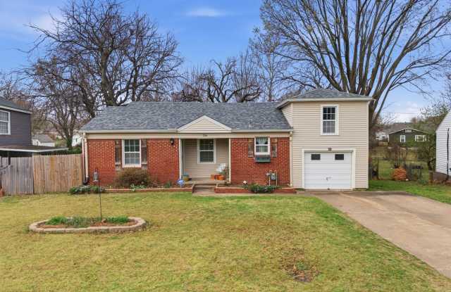 Charming Midtown bungalow just minutes from downtown!