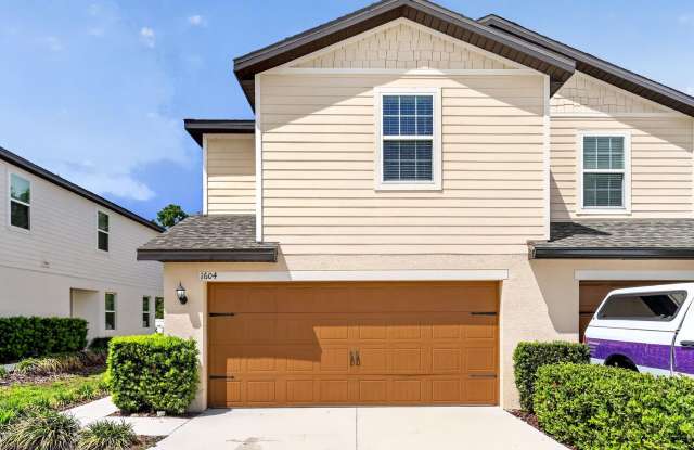 3BR Townhome in Tavares with Open Floor Plan & Community Playground