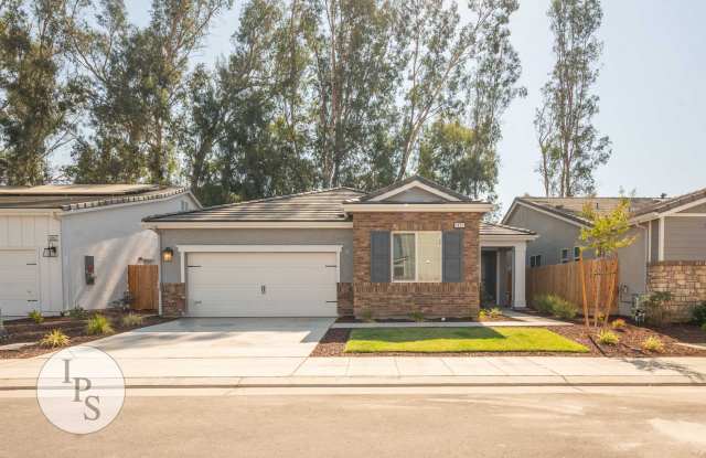 Newer East Clovis Home, 4BR/2BA, with Solar - built in 2023, Lots of Amenities!