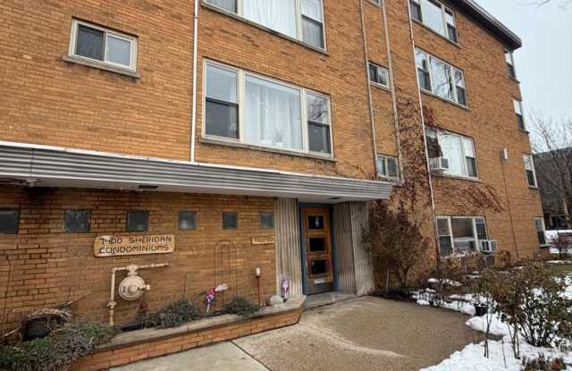 Photo of 7400 N Sheridan Road, #2A, Chicago, IL 60626