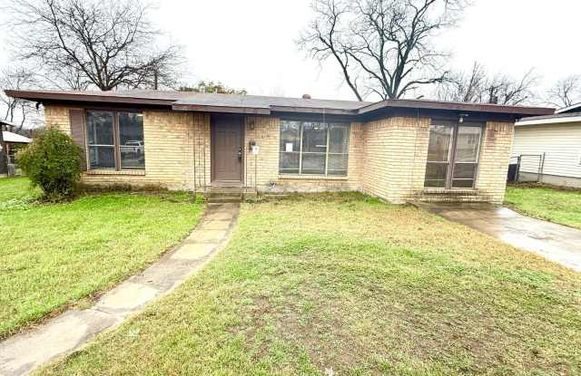 AVAILABLE! 3 Bedroom 2 Bath Home In Amazing Location!!