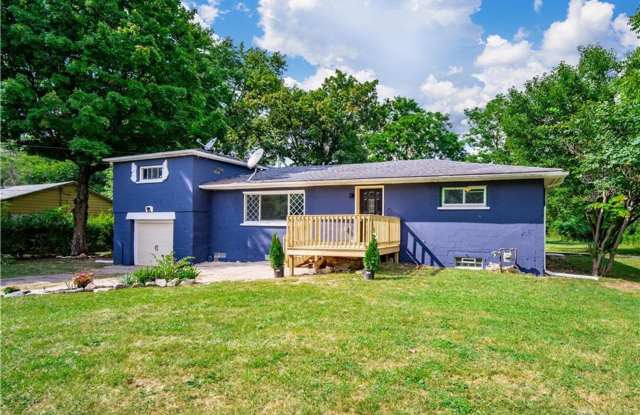 3 Bedroom, Huge Lot, Country Feel