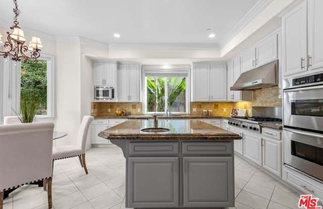 Photo of 2997 Beverly Glen Cir