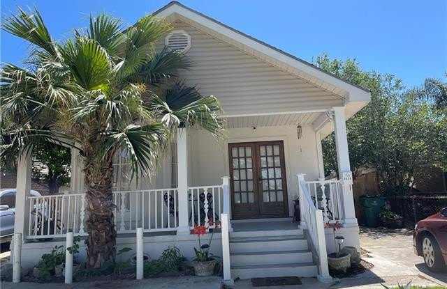 3636 1/2 DERBIGNY Street