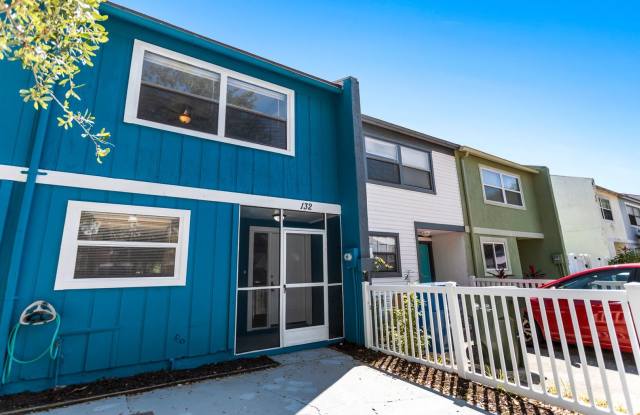 2bedroom 1.5 Bath Town home ** January Rent Free if Moved in by November 15th  REDUCED APP FEE TO $25***