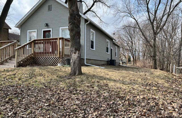 Cute 2 bedroom 1 bathroom home for rent - 1002 Warren Street, Davenport, IA 52804