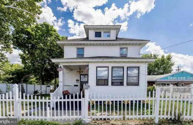 600 W BROAD STREET