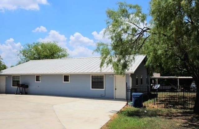 1409 S 4TH ST - 1409 South 4th Street, Floresville, TX 78114