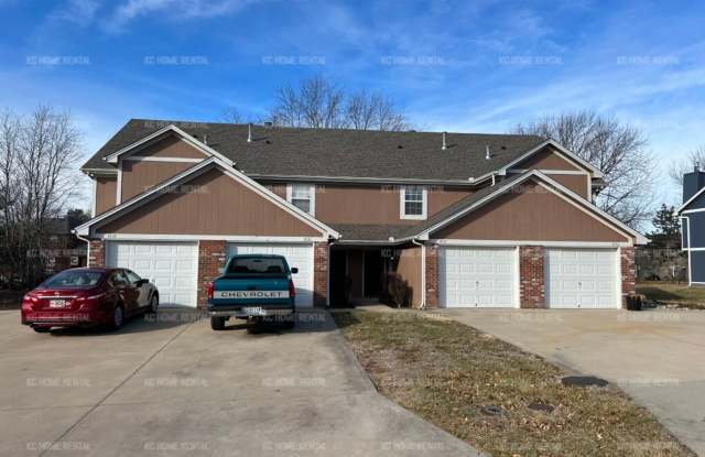Charming 2 bed townhome in Lee's Summit! - 3834 Southwest Harbor Drive, Lee's Summit, MO 64082