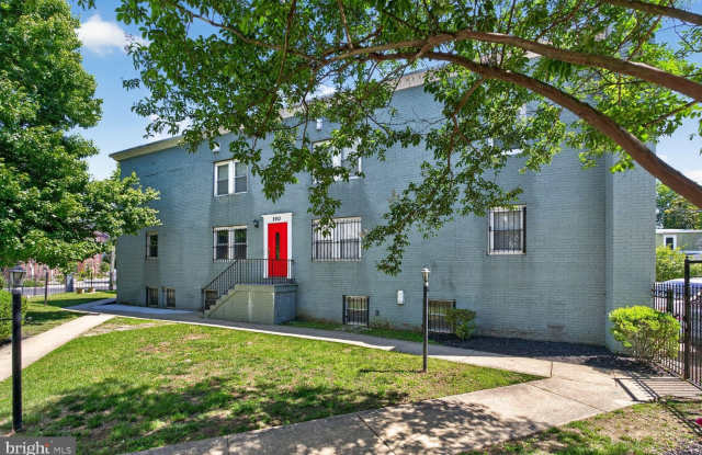 2913 8TH Street SE