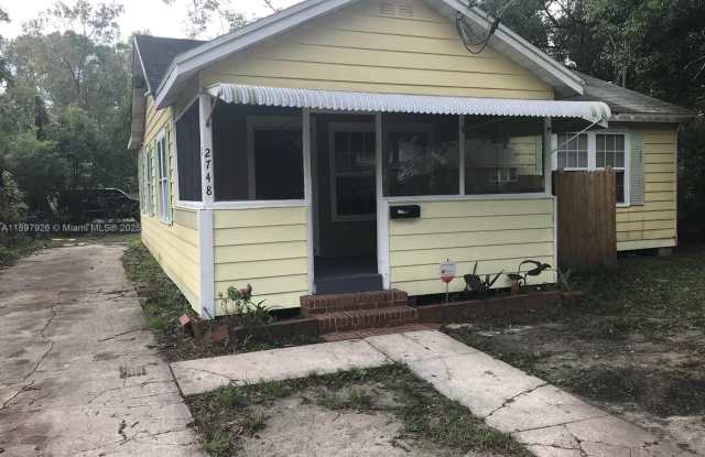 Photo of 2748 Broadway