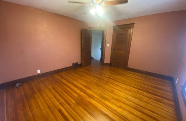 Sharp 2BR Davenport House