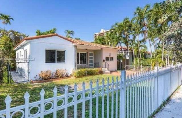 Photo of 2520 SW 22nd Ter